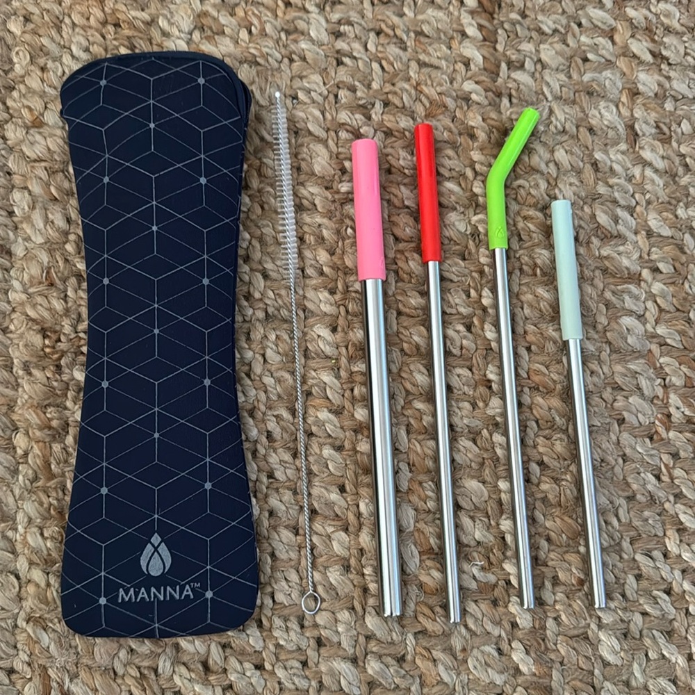 NWT MANNA REUSABLE STRAW SET AND TRAVEL KIT BUNDLE